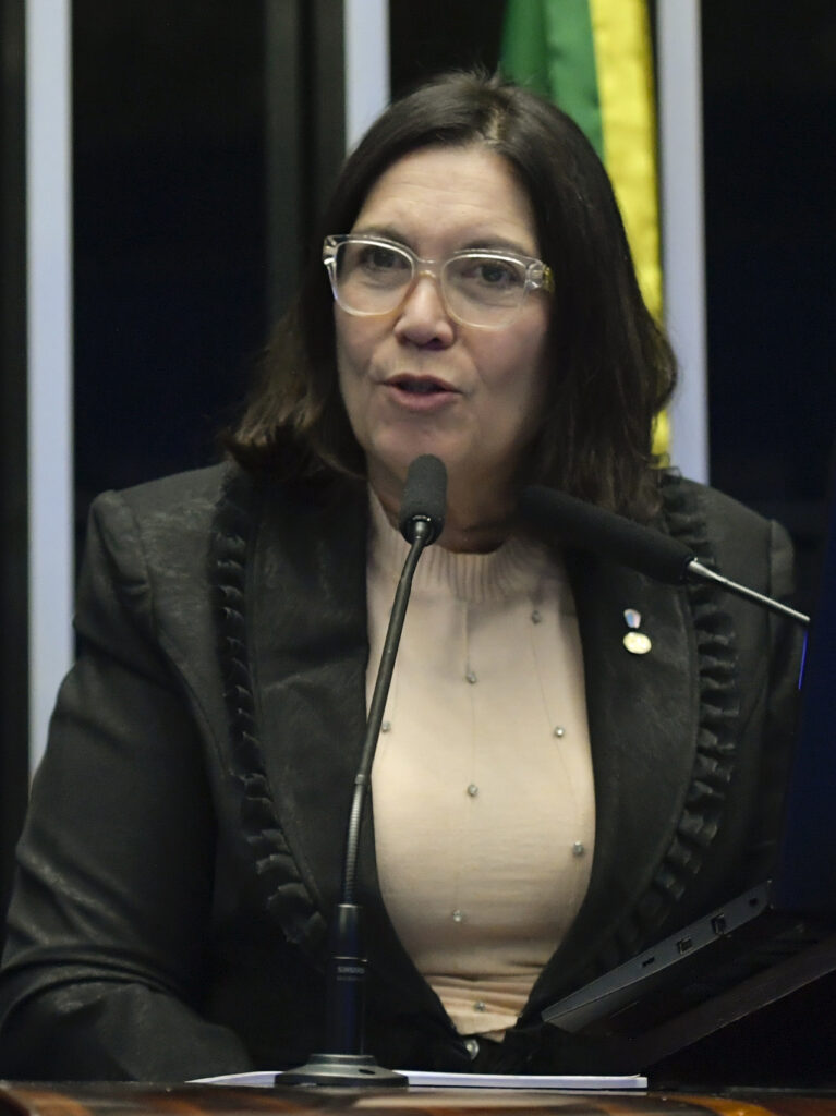 Bia Kicis é cotada para vice de Flávio Bolsonaro, mas foca no Senado