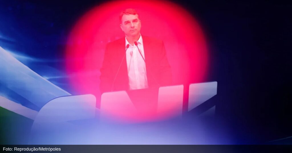 Flávio Bolsonaro em debate de pré-candidatos, imagem que ilustra reportagem sobre isolamento dentro do PL