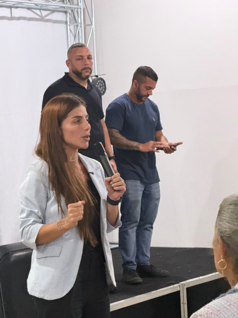 Lais Jordy discursa em evento no Fonseca, Niteroi