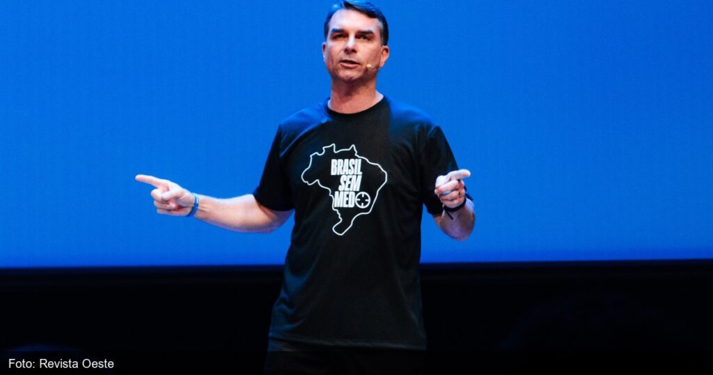 Flavio Bolsonaro durante evento politico em Brasilia